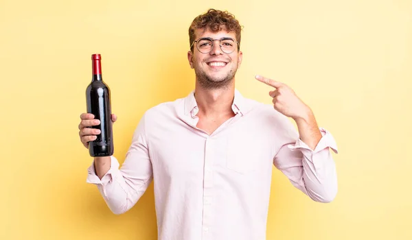 Jovem Bonito Homem Sorrindo Confiantemente Apontando Para Próprio Sorriso Largo — Fotografia de Stock