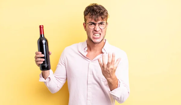 Joven Hombre Guapo Buscando Enojado Molesto Frustrado Concepto Botella Vino — Foto de Stock