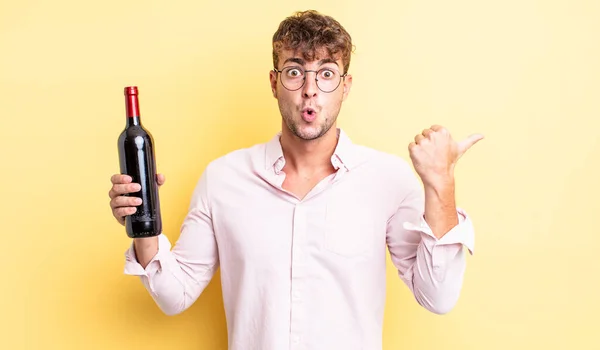 Ung Stilig Man Som Ser Förvånad Misstro Begrepp För Vinflaska — Stockfoto
