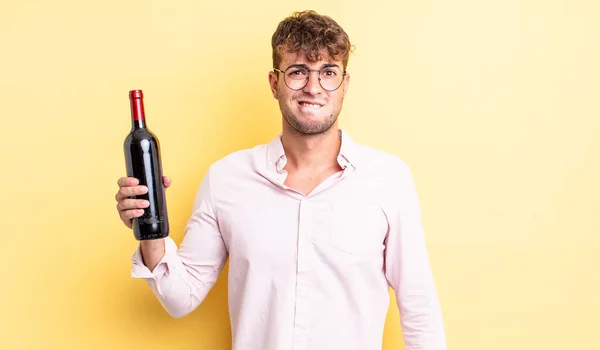 Ung Stilig Man Ser Förbryllad Och Förvirrad Begrepp För Vinflaska — Stockfoto