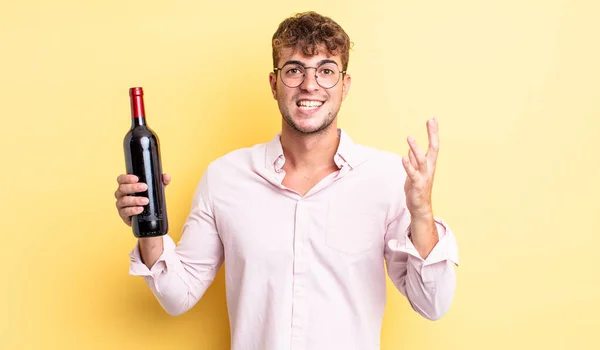 Jovem Homem Bonito Sentindo Feliz Surpreso Perceber Uma Solução Ideia — Fotografia de Stock