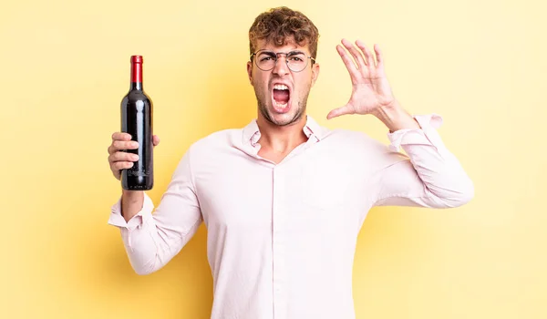 Junger Gutaussehender Mann Schreit Mit Erhobenen Händen Die Luft Weinflaschenkonzept — Stockfoto