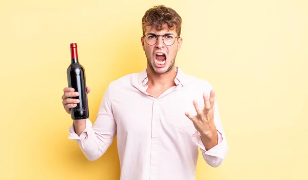 Joven Hombre Guapo Sentirse Extremadamente Sorprendido Sorprendido Concepto Botella Vino — Foto de Stock