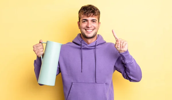 Joven Hombre Guapo Sonriendo Buscando Amigable Mostrando Número Uno Concepto — Foto de Stock