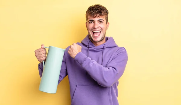 Joven Guapo Hombre Sintiéndose Feliz Frente Desafío Celebración Concepto Termo — Foto de Stock