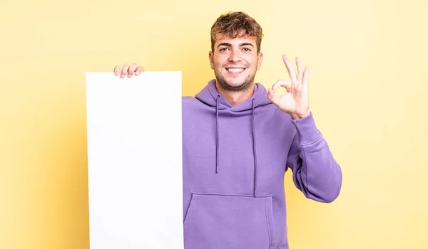 Joven Hombre Guapo Sintiéndose Feliz Mostrando Aprobación Con Buen Gesto —  Fotos de Stock