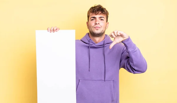 Jonge Knappe Man Die Boos Duimen Naar Beneden Laat Zien — Stockfoto