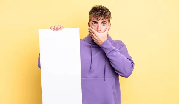 Ung Stilig Man Täcker Munnen Med Händerna Med Chock Kopiera — Stockfoto