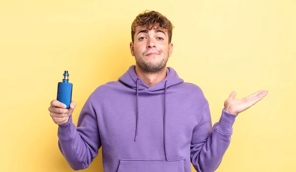 Jovem Homem Bonito Sentindo Intrigado Confuso Duvidoso Conceito Vaporizador — Fotografia de Stock