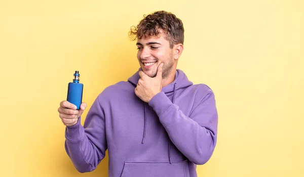 Ein Junger Gutaussehender Mann Lächelt Mit Glücklichem Selbstbewusstem Gesichtsausdruck Die — Stockfoto