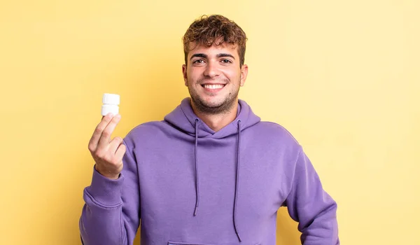 年轻英俊的男人高兴地微笑着 一只手放在髋关节上 充满自信 药瓶概念 — 图库照片