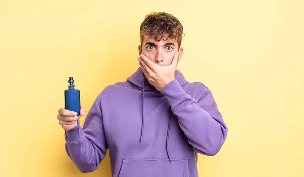 Ung Stilig Man Täcker Munnen Med Händerna Med Chock Förångningskoncept — Stockfoto