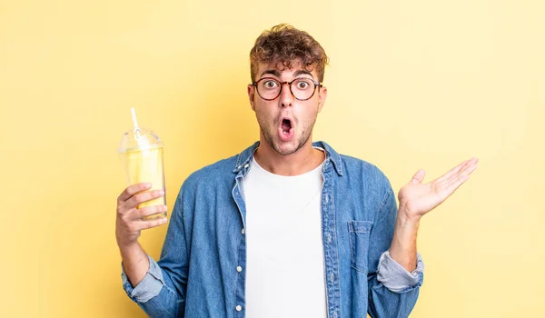 Joven Hombre Guapo Mirando Sorprendido Sorprendido Con Mandíbula Caída Sosteniendo — Foto de Stock