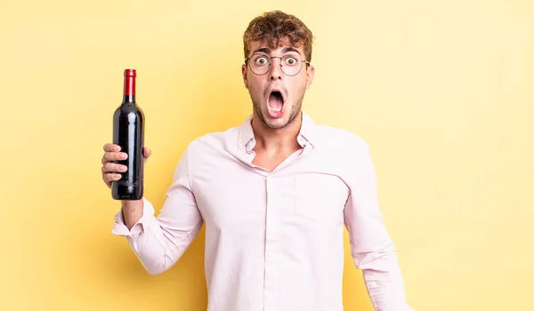 Jovem Homem Bonito Olhar Muito Chocado Surpreso Garrafa Vinho Conceito — Fotografia de Stock