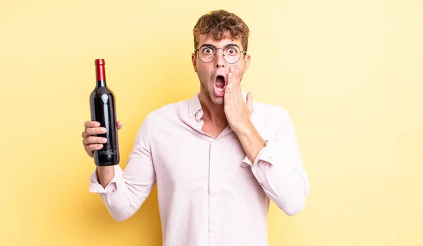 Jovem Homem Bonito Sentindo Chocado Assustado Garrafa Vinho Conceito — Fotografia de Stock