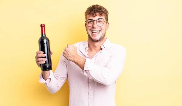 Jovem Homem Bonito Sentindo Feliz Enfrentando Desafio Celebrando Garrafa Vinho — Fotografia de Stock