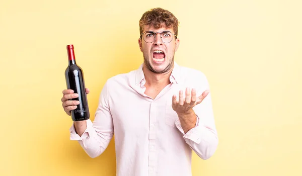 Jovem Homem Bonito Olhar Desesperado Frustrado Estressado Garrafa Vinho Conceito — Fotografia de Stock