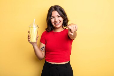 Genç ve güzel bir kadın kamerayı işaret ederek seni seçiyor. Milkshake konsepti