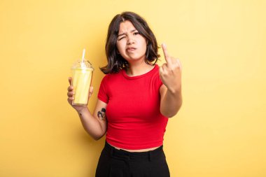 Genç ve güzel bir kadın kızgın, sinirli, asi ve agresif hissediyor. Milkshake konsepti
