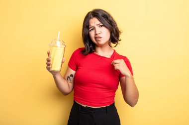 Genç ve güzel bir kadın kibirli, başarılı, pozitif ve gururlu görünüyor. Milkshake konsepti
