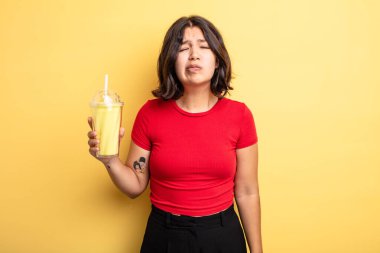 Genç, güzel bir kadın üzgün ve mızmızlanıyor. Mutsuz bir bakışı var ve ağlıyor. Milkshake konsepti