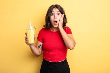Genç ve güzel bir kadın şok olmuş ve korkmuş hissediyor. Milkshake konsepti