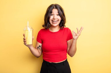 Genç, güzel bir kadın kendini mutlu hissediyor. Bir çözüm ya da fikir bulduğuna şaşırıyor. Milkshake konsepti