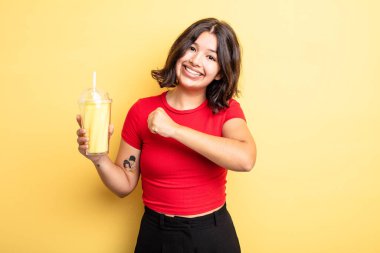Genç ve güzel bir kadın kendini mutlu hissediyor ve bir meydan okumayla yüzleşiyor ya da kutluyor. Milkshake konsepti