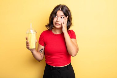 Genç ve güzel bir kadın sıkıcı, bıkkın ve uykulu hissediyor. Milkshake konsepti
