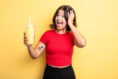 Genç ve güzel bir kadın kendini mutlu, heyecanlı ve şaşırmış hissediyor. Milkshake konsepti
