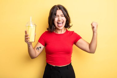 Genç ve güzel bir kadın sinirli bir ifadeyle agresif bir şekilde bağırıyor. Milkshake konsepti
