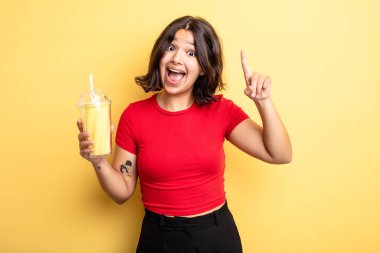 Genç ve güzel bir kadın bir fikri fark ettikten sonra mutlu ve heyecanlı bir dahi gibi hissediyor. Milkshake konsepti