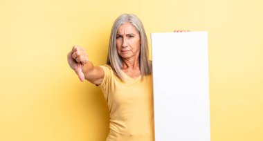 Orta yaşlı, güzel bir kadın kendini kötü hissediyor. boş tuval kavramı