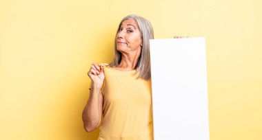 Orta yaşlı, güzel bir kadın kibirli, başarılı, pozitif ve gururlu görünüyor. boş tuval kavramı