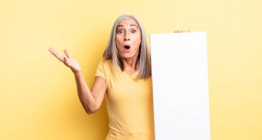 Orta yaşlı, güzel bir kadın inanılmaz bir sürprizle şaşkına dönmüş ve hayrete düşmüştü. boş tuval kavramı