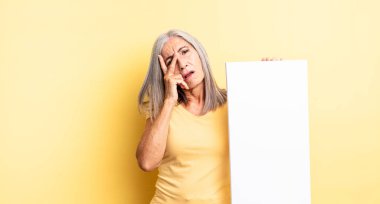 Orta yaşlı, güzel bir kadın bıkkın, yorgun ve uykulu hissediyor. boş tuval kavramı