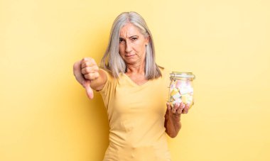 Orta yaşlı, güzel bir kadın kendini kötü hissediyor. Şeker şişesi konsepti