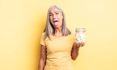 Orta yaşlı, neşeli ve asi tavırları olan, şaka yapan ve dilini dışarı çıkaran güzel bir kadın. Şeker şişesi konsepti