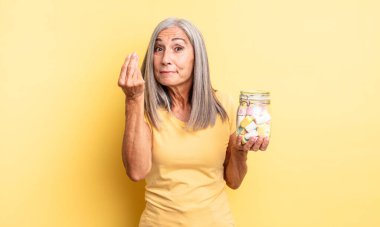 Orta yaşlı, güzel bir kadın kapiş ya da para hareketi yapıp sana ödemeni söylüyor. Şeker şişesi konsepti