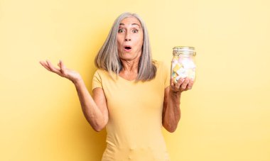 Orta yaşlı, güzel bir kadın inanılmaz bir sürprizle şaşkına dönmüş ve hayrete düşmüştü. Şeker şişesi konsepti