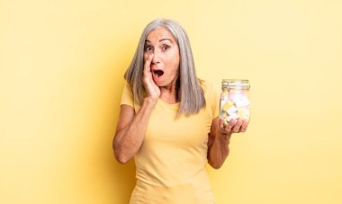 Orta yaşlı, güzel bir kadın şok olmuş ve korkmuş hissediyor. Şeker şişesi konsepti