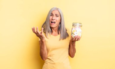 Orta yaşlı, güzel bir kadın umutsuz, sinirli ve stresli görünüyor. Şeker şişesi konsepti