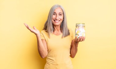 Orta yaşlı, güzel bir kadın kendini mutlu hissediyor. Bir çözüm ya da fikir bulduğuna şaşırıyor. Şeker şişesi konsepti