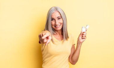 Orta yaşlı, güzel bir kadın kamerayı işaret ederek seni seçiyor. daha hafif kavram