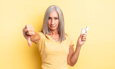 Orta yaşlı, güzel bir kadın kendini kötü hissediyor. daha hafif kavram