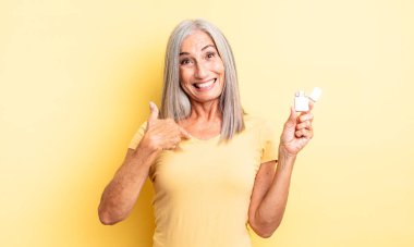 Orta yaşlı, güzel bir kadın kendini mutlu hissediyor ve heyecanla kendini işaret ediyor. daha hafif kavram