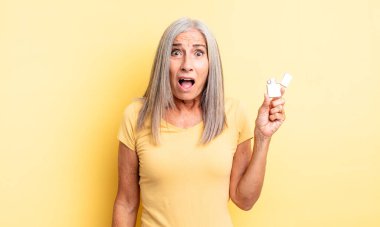 Orta yaşlı güzel bir kadın çok şaşırmış ya da şaşkın görünüyor. daha hafif kavram