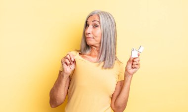 Orta yaşlı, güzel bir kadın kibirli, başarılı, pozitif ve gururlu görünüyor. daha hafif kavram