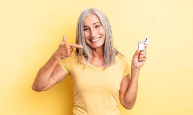 Orta yaşlı, güzel bir kadın, kendine güvenerek gülümsüyor. daha hafif kavram