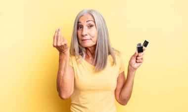 Orta yaşlı, güzel bir kadın kapiş ya da para hareketi yapıp sana ödemeni söylüyor. daha hafif kavram